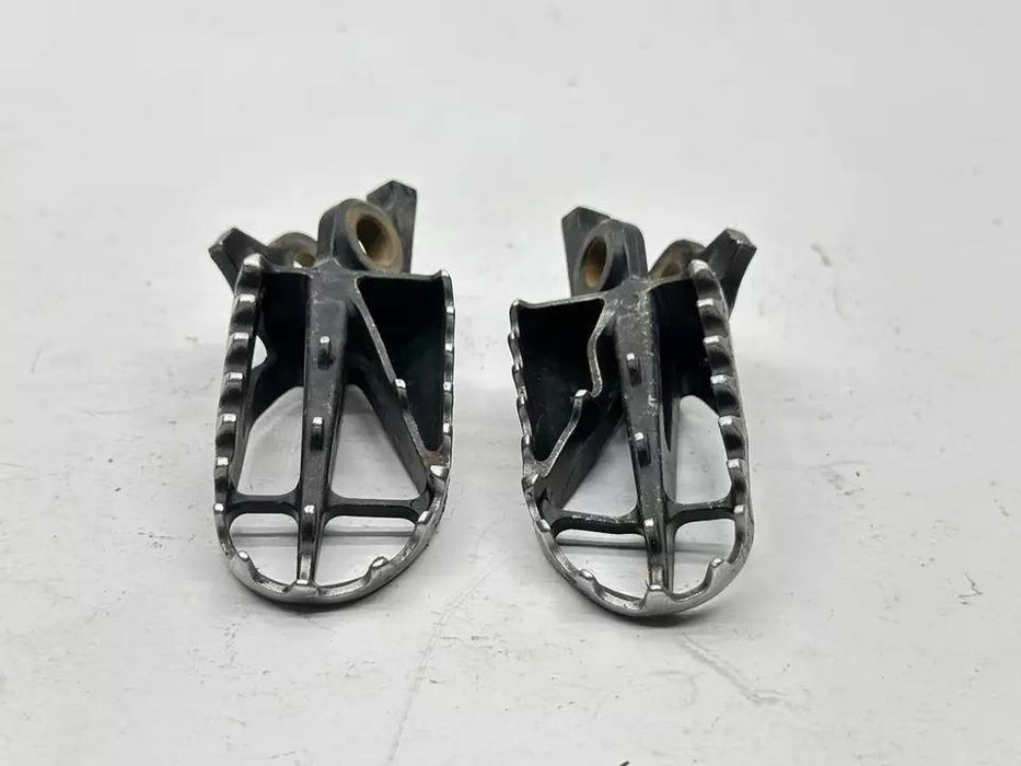 2004 Honda CRF450R Foot Peg Set Left Right Footrests Footpegs Rest OEM CRF 450R