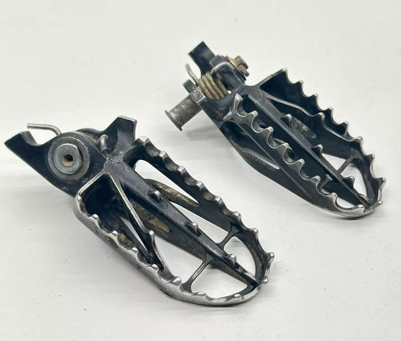 2004 Honda CR250R Foot Pegs Left Right Rest Set OEM Footpeg Spring Bolt CR 250R